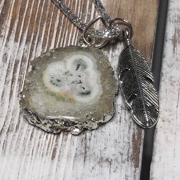 NWOT Stunning Small Solar Quartz Pendant– W44677-2 - Picture 2 of 8